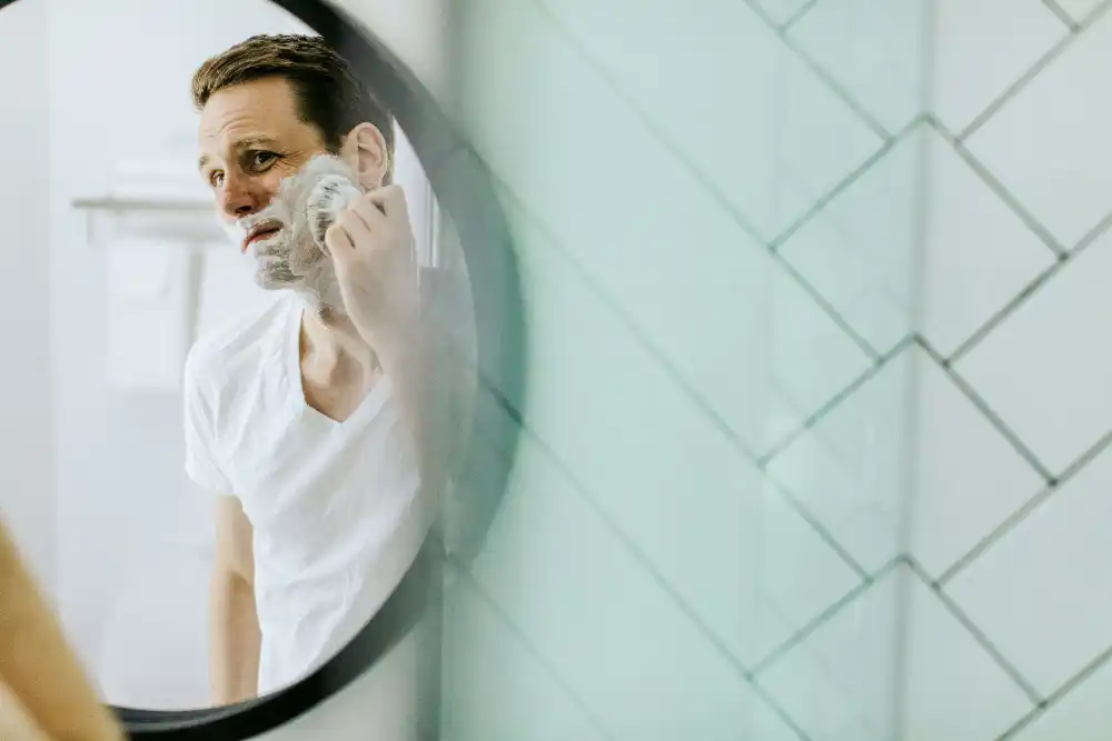To Shave Effectively with mirror